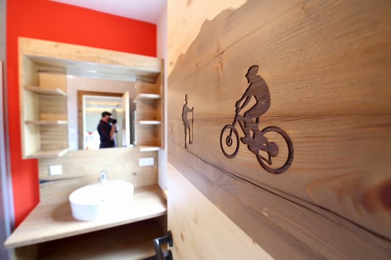 Badezimmer eines Gästezimmers in der Max-Hütte