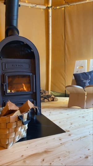 Holzofen im Tipi auf dem Gelände der Max-Hütte
